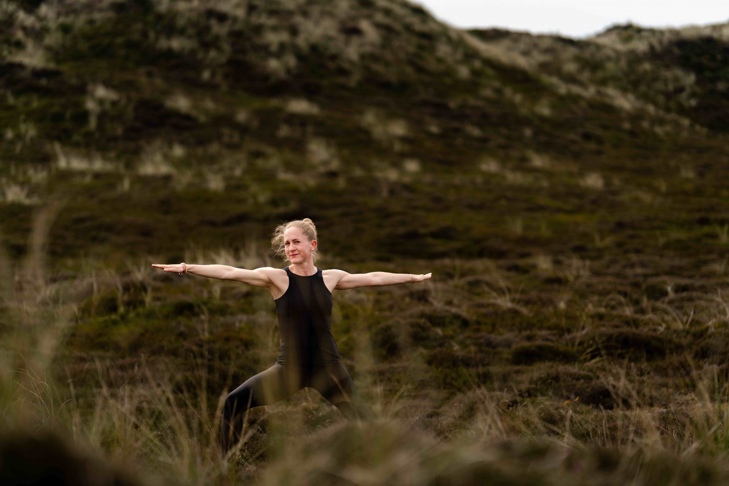 natalie_diermann_arme_breit_sylt_yoga natalie_diermann_yoga_sitzend_auf_treppe